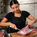 Cuchillo deshuesador estrecho mango blanco - Uso beneficio mujer latina_resultado.webp