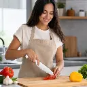 Cuchillo Santoku Granton mango blanco - Uso beneficio mujer latina_resultado.webp