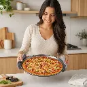 bandeja-pizza-opcion2-uso-mujer-latina_resultado.webp