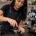 nivelador-cafe-opcion2-uso-mujer-latina.webp