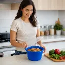 contenedor-azul-opcion2-uso-mujer-latina_resultado.webp