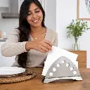 servilletero-triangular-opcion2-uso-mujer-latina.webp