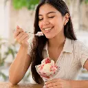 cuchara-postre-acero-18cm-opcion2-uso-mujer-latina.webp