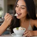 cuchara-postre-acero-18cm-opcion2-uso-mujer-latina.webp