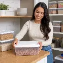 contenedor-multiuso-tapa-12l-opcion2-uso-mujer-latina_resultado.webp