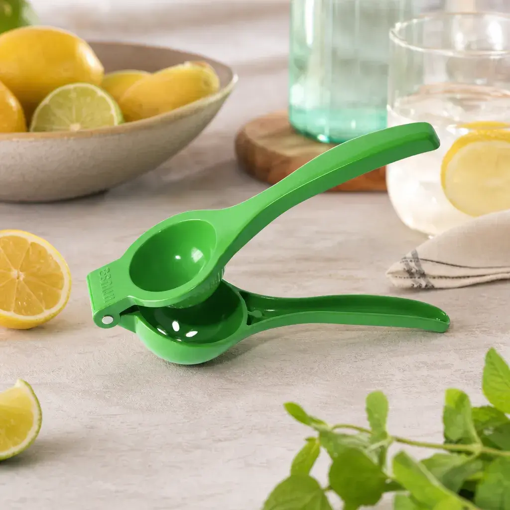 exprimidor-limones-aluminio-verde-opcion3-entorno-natural_resultado.webp