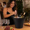 hielera-fashion-flower-8l-opcion2-uso-mujer-latina_resultado.webp