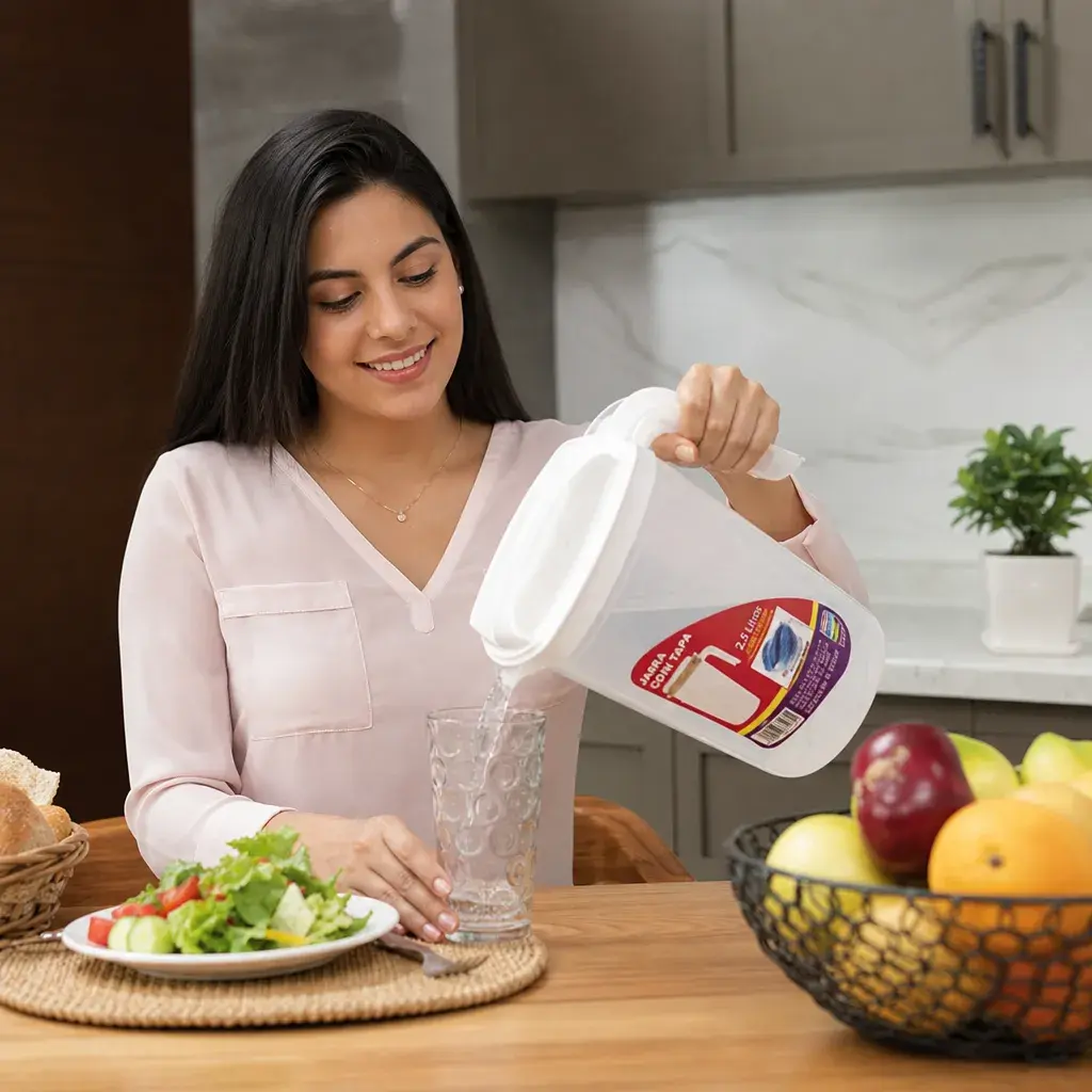 jarra-plastico-opcion2-uso-mujer-latina_resultado.webp