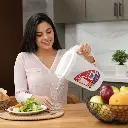 jarra-plastico-opcion2-uso-mujer-latina_resultado.webp
