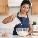 jarra-medidora-plastico-1l-opcion2-uso-mujer-latina_resultado.webp