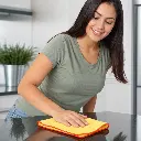 pano-amarillo-microfibra-40x40-opcion2-uso-mujer-latina_resultado.webp