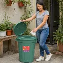 tacho-verde-plastico-60l-opcion2-uso-mujer-latina_resultado.webp