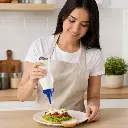 salsero-olas-blanco-360ml-opcion2-uso-mujer-latina_resultado.webp