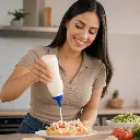 salsero-olas-blanco-500ml-opcion2-uso-mujer-latina_resultado.webp