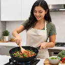 wok-gray-antiadherente-aluminio-28cm-opcion2-uso-mujer-latina_resultado.webp