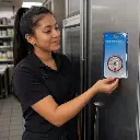 Termómetro superficial OPCIÓN 2 - Uso beneficio mujer latina.webp
