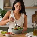 Cuchara para ensalada - Uso beneficio mujer latina.webp