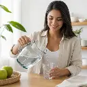 Jarra cuadrada vidrio 1L - Uso beneficio mujer latina.webp