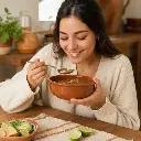 Taza sopera de Barro - Uso beneficio mujer latina.webp