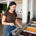 Bandeja Self Service De Acero 50x16x6 Cm Eurochef - Opción 2 Uso Beneficio Mujer Latina v2_resultado.webp