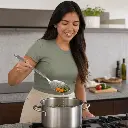 Cuchara Perforada Mate De Acero Inoxidable 33 Cm Eurochef - Opción 2 Uso Beneficio Mujer Latina.webp
