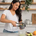 Exprimidor De Jugo Aluminio 29 Cm Eurochef - Opción 2 Uso Beneficio Mujer Latina_resultado.webp