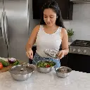 Set 3 Bowls Con Tapa De Acero Inoxidable 0,7L 1L 1,4L Eurochef - Opción 2 Uso Beneficio Mujer Latina_resultado.webp
