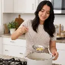Espumadera En Acero Inoxidable Mate 33 Cm Eurochef - Opción 2 Uso Beneficio Mujer Latina.webp
