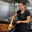 Espatula industrial grande madera - Uso beneficio mujer latina.webp