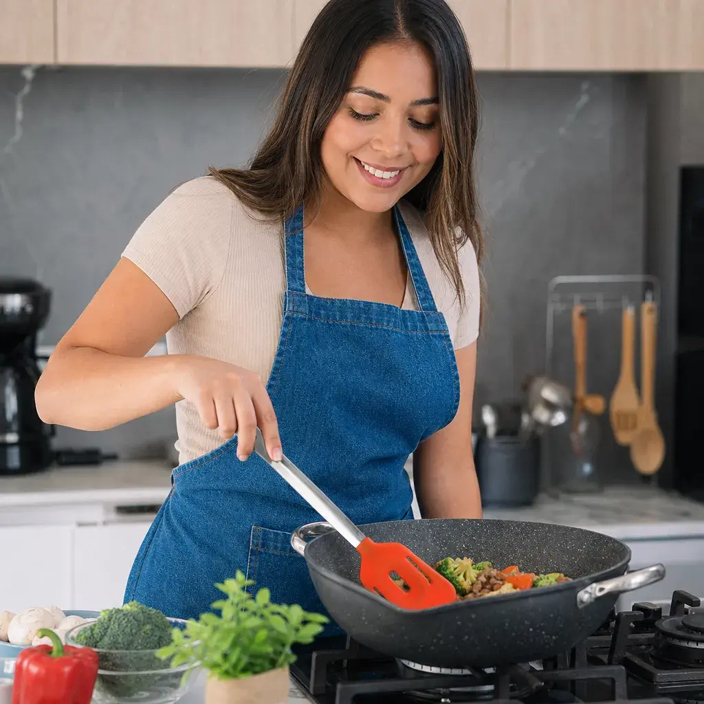Espatula Perforada De Silicona 35 Cm Eurochef - Opción 2 Uso Beneficio Mujer Latina_resultado.webp