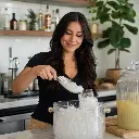 Cuchara Dispensadora Para Hielo En Acero Inoxidable De 12 Oz Contihome - Opción 2 Uso Beneficio Mujer Latina_resultado.webp