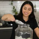 Cuchara Dispensadora Para Hielo En Acero Inoxidable De 5 Oz Contihome - Opción 2 Uso Beneficio Mujer Latina_resultado.webp