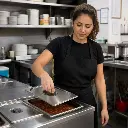 Tapa Para Bandeja Acero Inoxidable 1-2 Contihome - Opción 2 Uso Beneficio Mujer Latina.webp