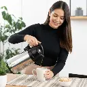 Termo cafe cromado 3 Lts - Uso beneficio mujer latina.webp