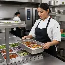 Bandeja gastronómica acero uso mujer latina_resultado.webp